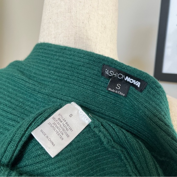 💚 Fashion Nova Cropped V Neck Sweater - Picture 7 of 8